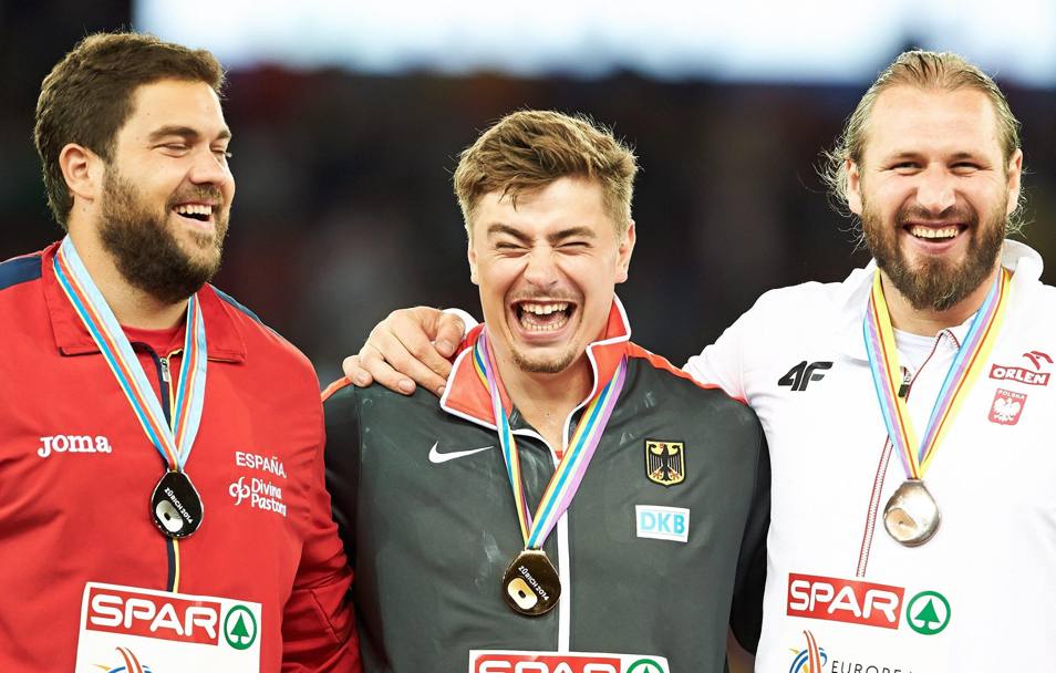 Visi sorridenti sul podio del getto del peso per Vivas (argento), Makewski (bronzo) e Storl (oro).